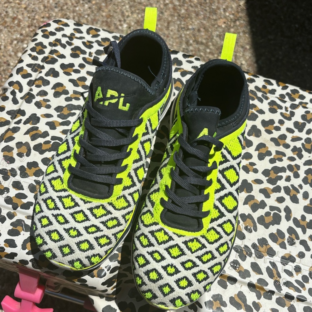 APL tennis shoe